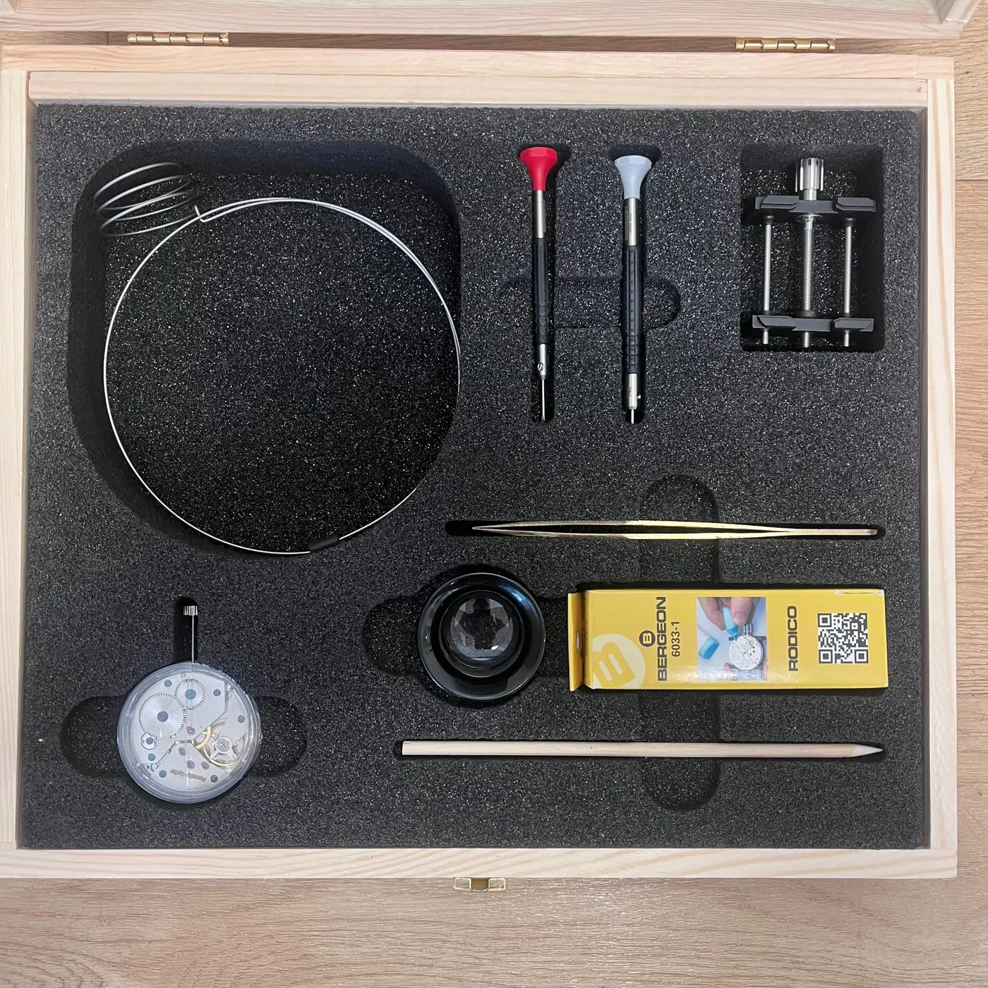 Coffret d'horloger aménagé avec un calage en mousse sur mesure