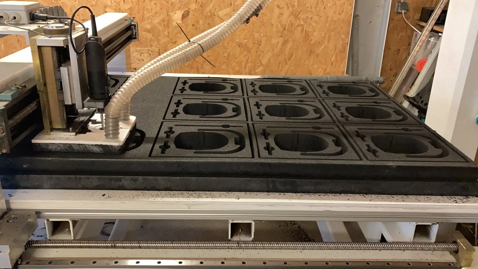 Usinage en série de calages en mousse sur une fraiseuse CNC